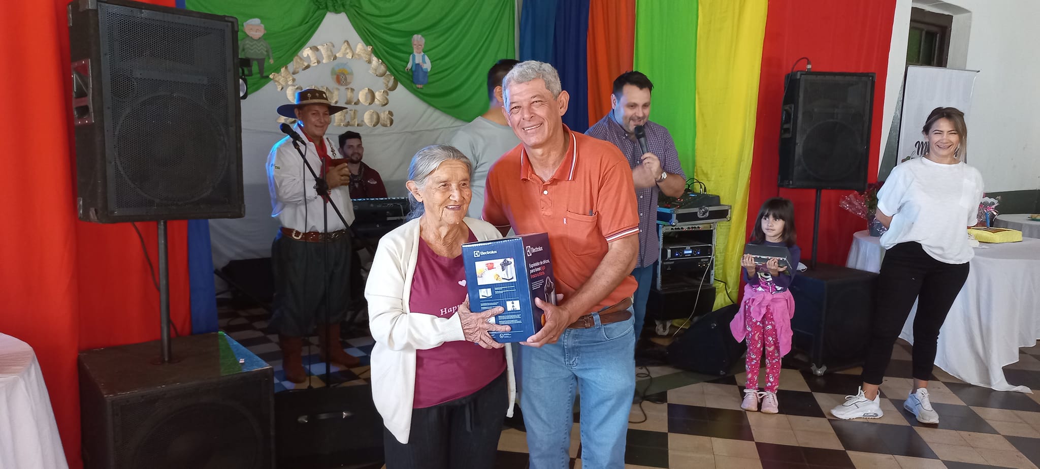 Fernando Meza acompaño al Intendente de Itacaruaré en el «Mateando con los Abuelos»
