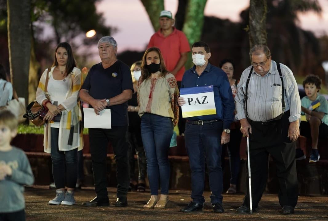 Gran concurrencia de la población apostoleña en el Acto por la Paz y el Fin de la Guerra en Ucrania