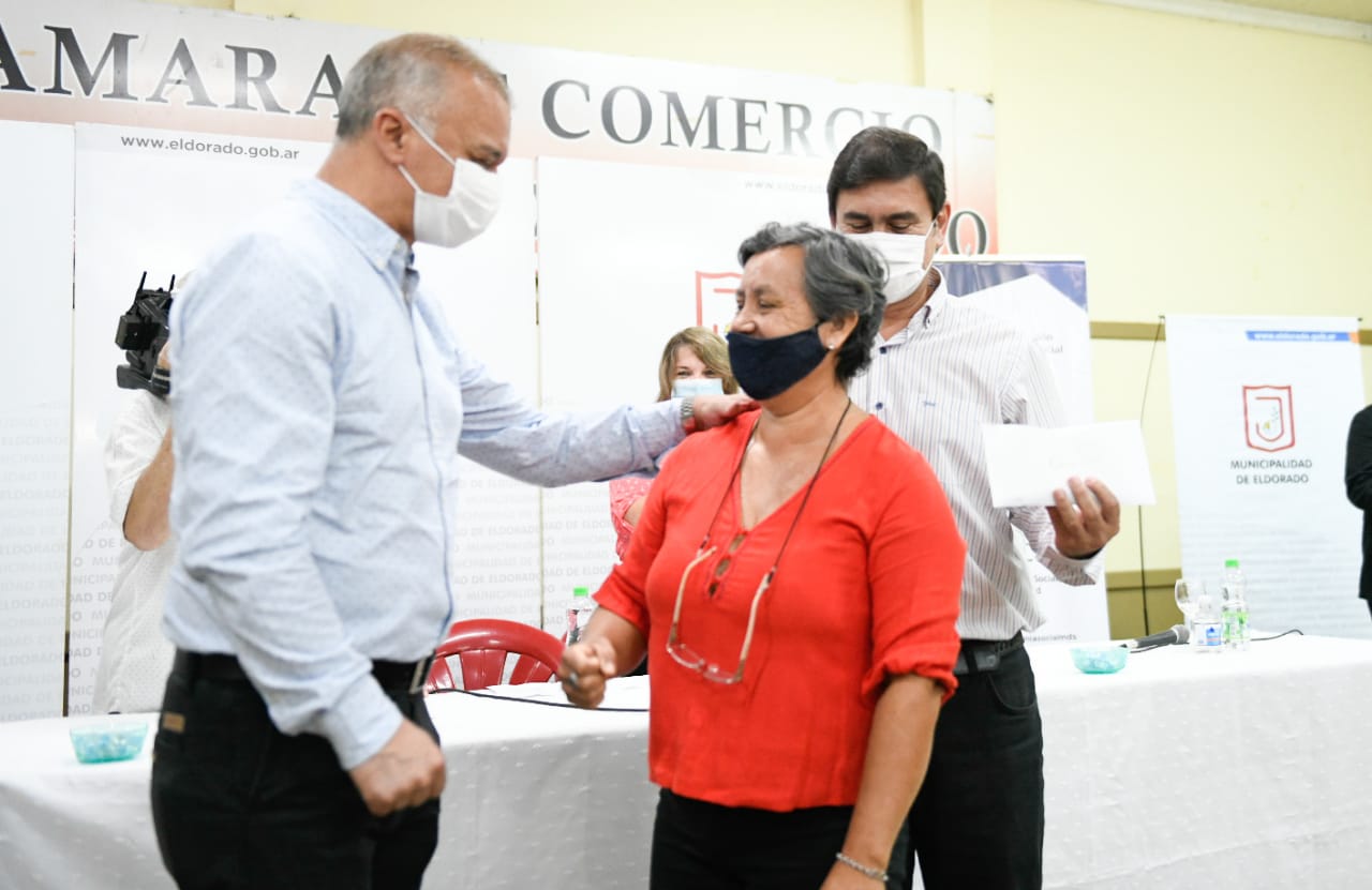 Arce entregó microcréditos a emprendedores