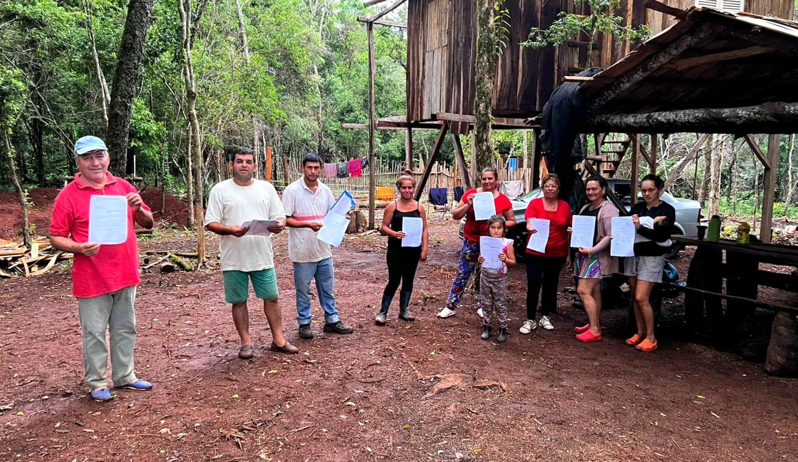 Más de 30 familias productoras de alimentos reclaman puente y tendido eléctrico para su barrio El Cruce, de Santa Ana