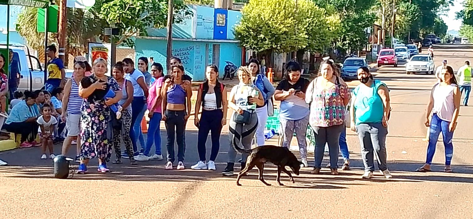 Santa Ana: En reclamo por agua potable familias de numerosos barrios se unieron en una marcha hasta el municipio 
