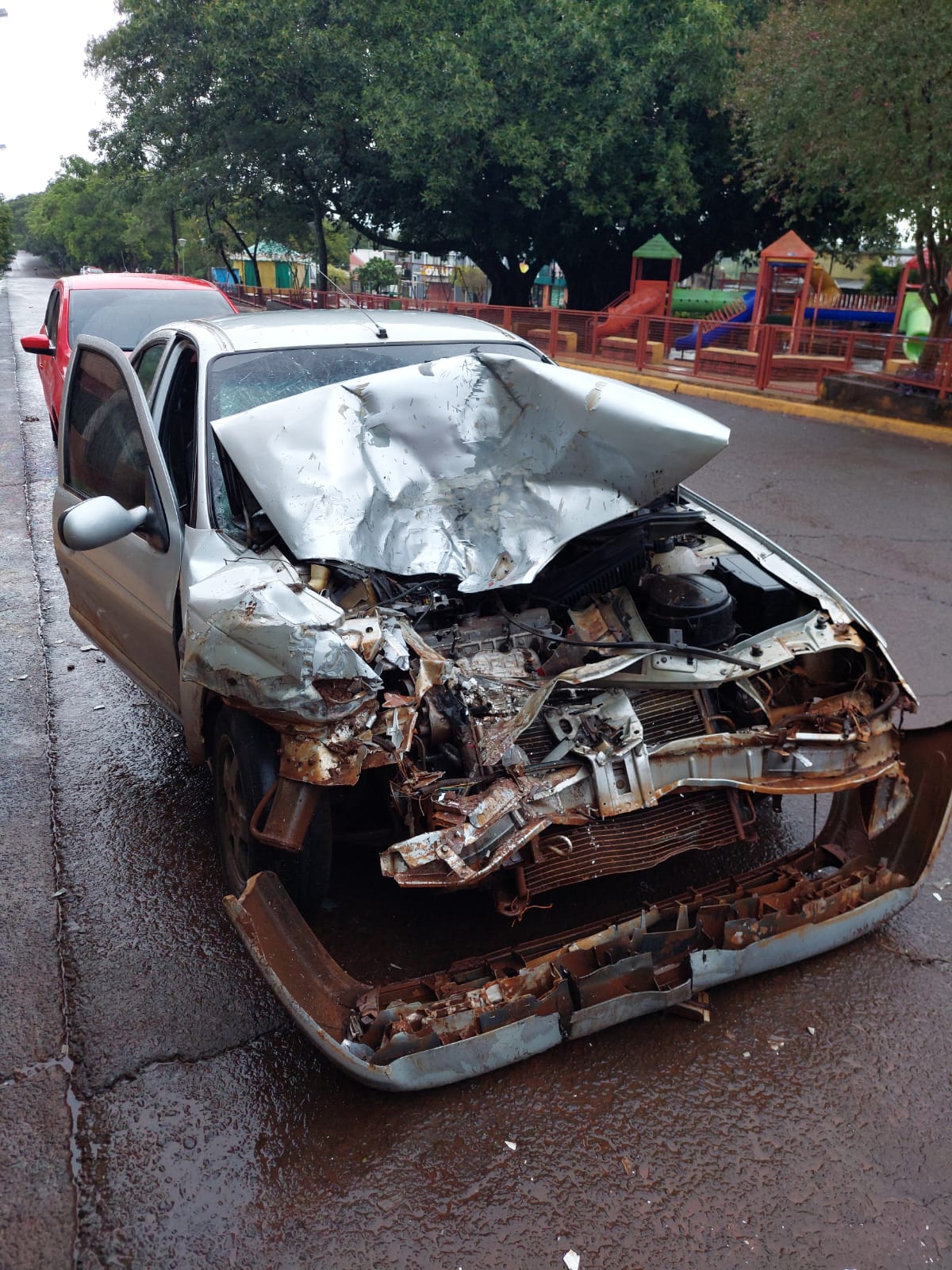 APÓSTOLES: Habrían robado un auto y a los pocos metros lo abandonaron tras colisionar y despistar: hay dos detenidos