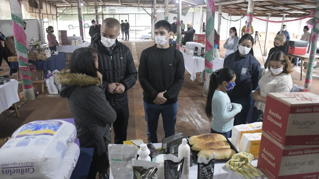 El programa dependiente de Vicegobernación Empecemos de Nuevo sigue acompañando a emprendedores y emprendedoras familiares, hoy con una entrega a beneficiarios de distintos barrios de Posadas en la Feria de Santa Rita con la presencia del Vicegobernador
