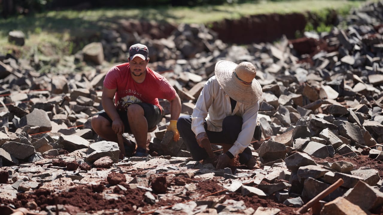 El municipio realiza labores de empedrado en el Barrio Santa Bárbara.