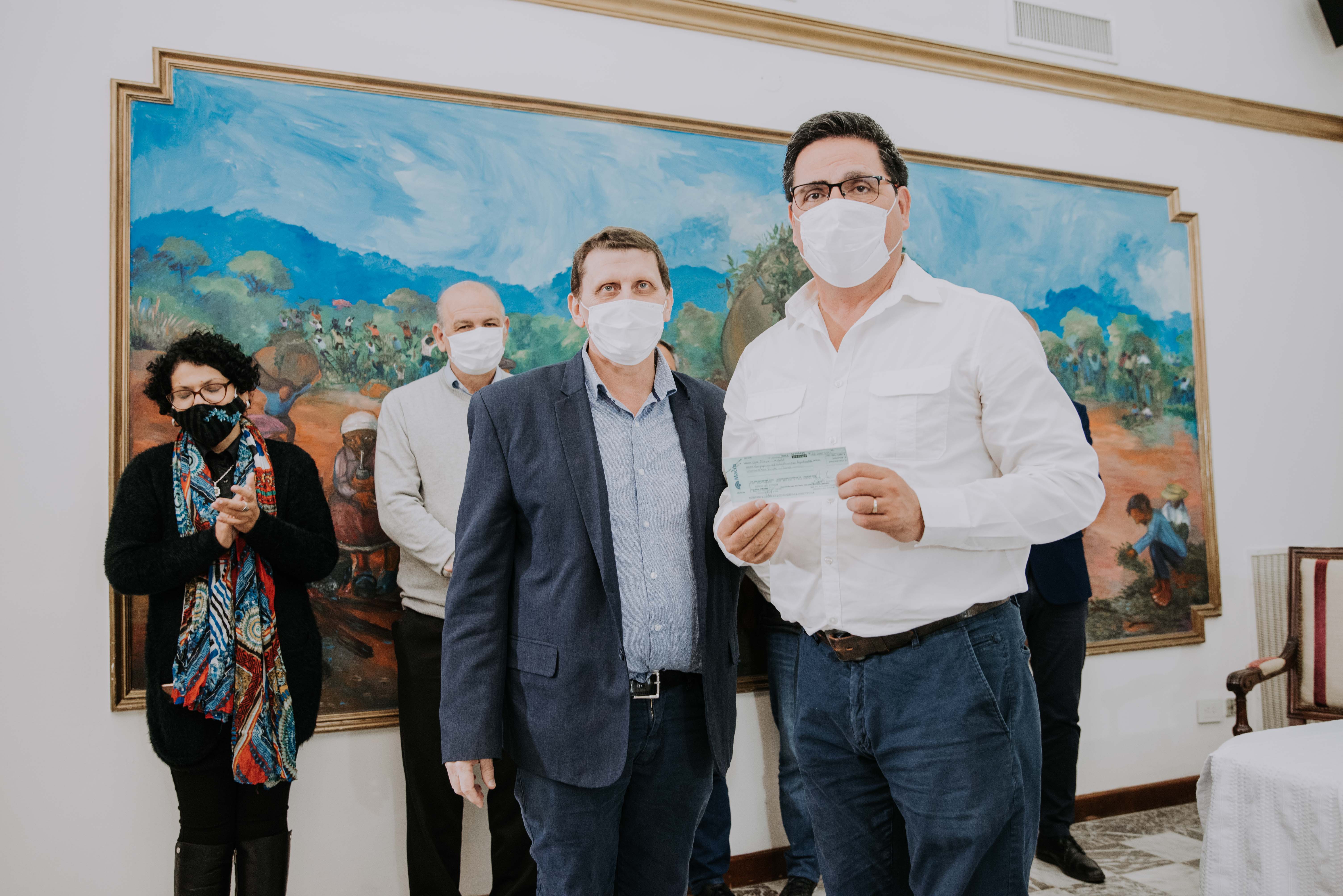 El Gobernador encabezó una nueva entrega de subsidios a diferentes instituciones deportivas, culturales y religiosas que tienen como objetivo optimizar los beneficios que cada una brinda al pueblo misionero.  