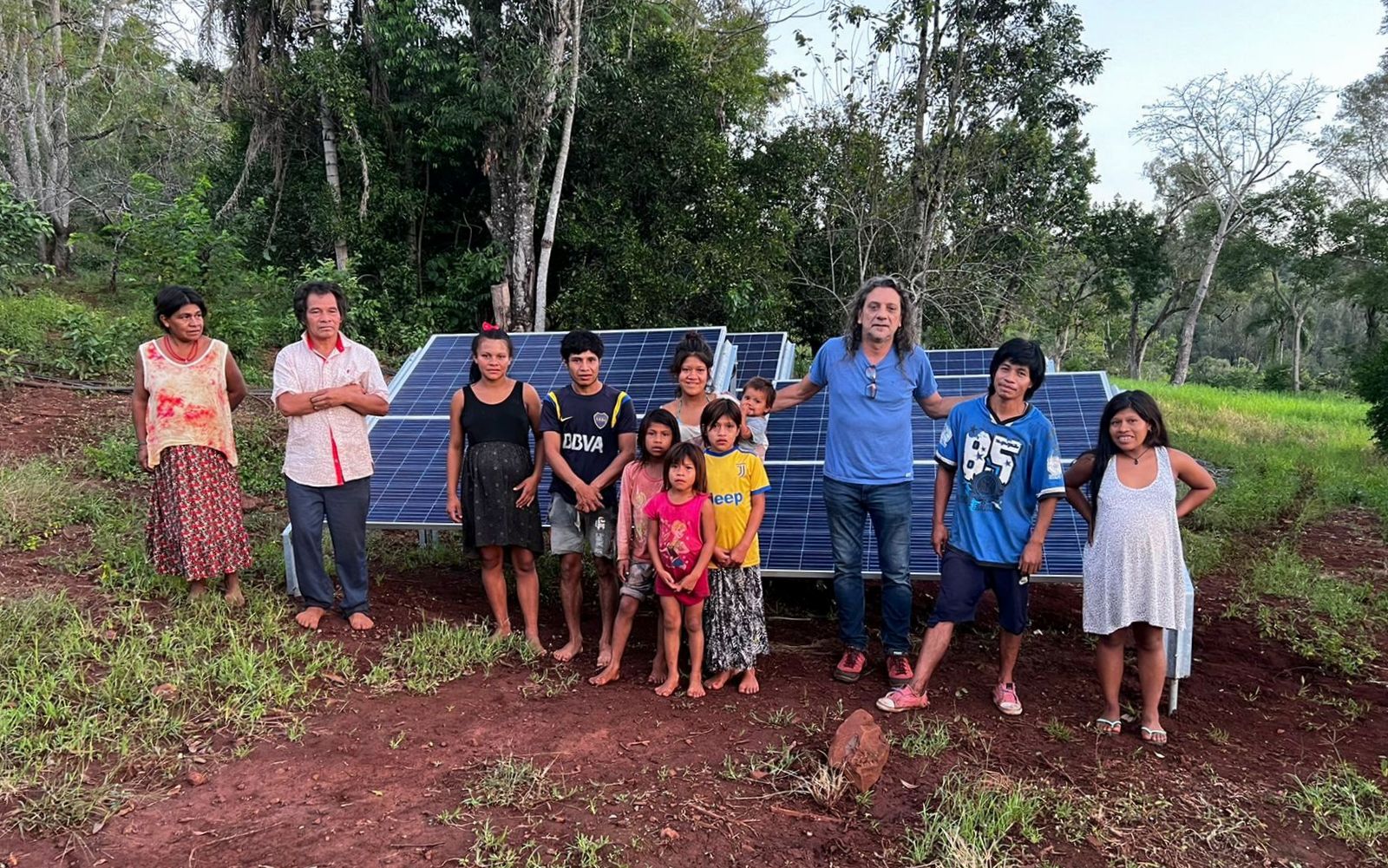 Montecarlo: Con nuevos paneles solares y la bomba, familias mbya de Arroyo Isla ya tienen agua y energía