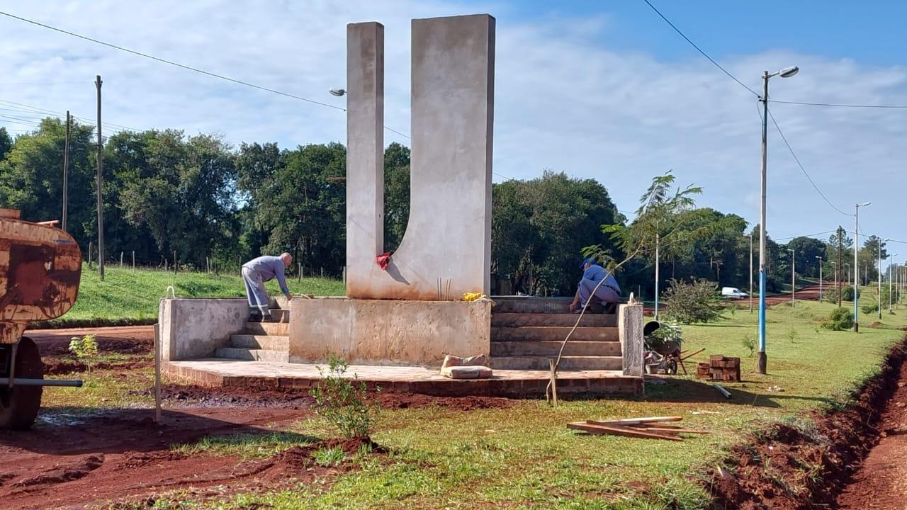 Detallan labores de construcción de plaza Islas Malvinas en Azara