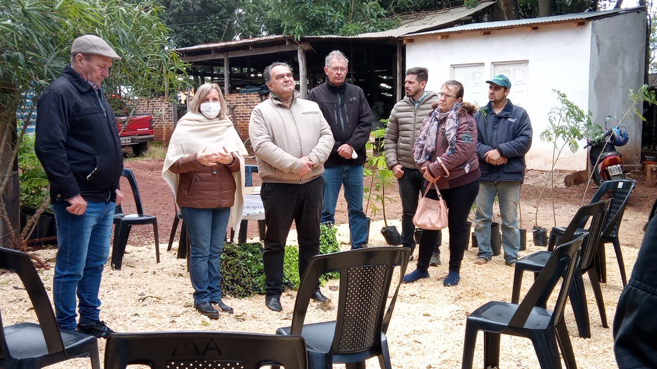 «La ventaja de tener productos orgánicos tiene que ver no solamente con el alimento sano en la mesa, sino con la sanidad del productor», dijo Roque Gervsoni en la entrega de plantines a productores de Apóstoles