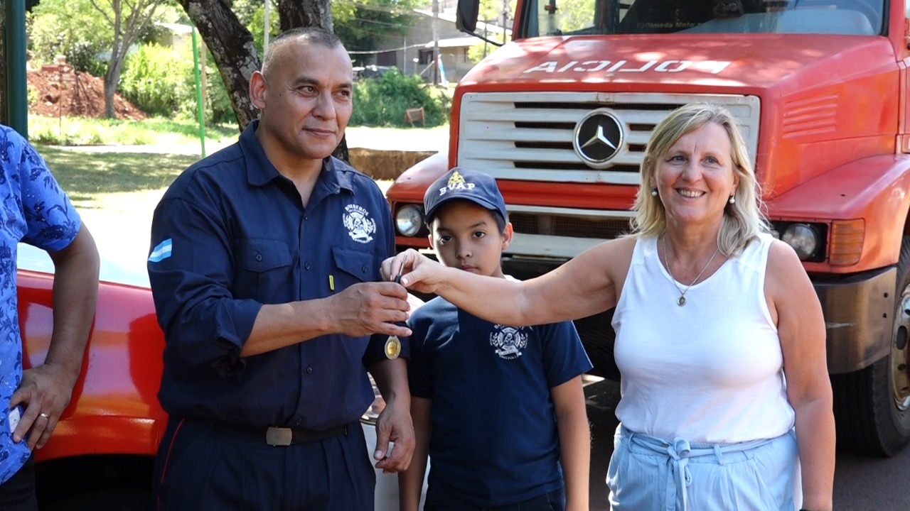 Sobre entrega de vehículo a Bomberos Voluntarios Intendente expresó «estamos muy satisfechos por lo logrado en estos tres años para que ellos trabajen de manera más eficaz y en equipo coordinadamente.”