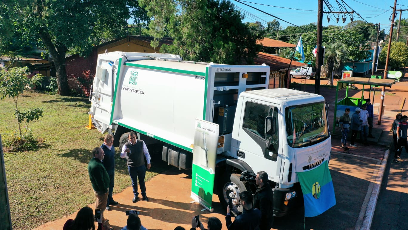 Yacyretá entrega moderno camión recolector de residuos al municipio de Santa Ana