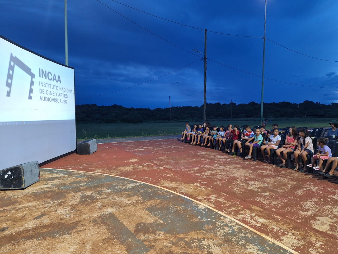 Cine móvil en el Barrio 200 Viviendas