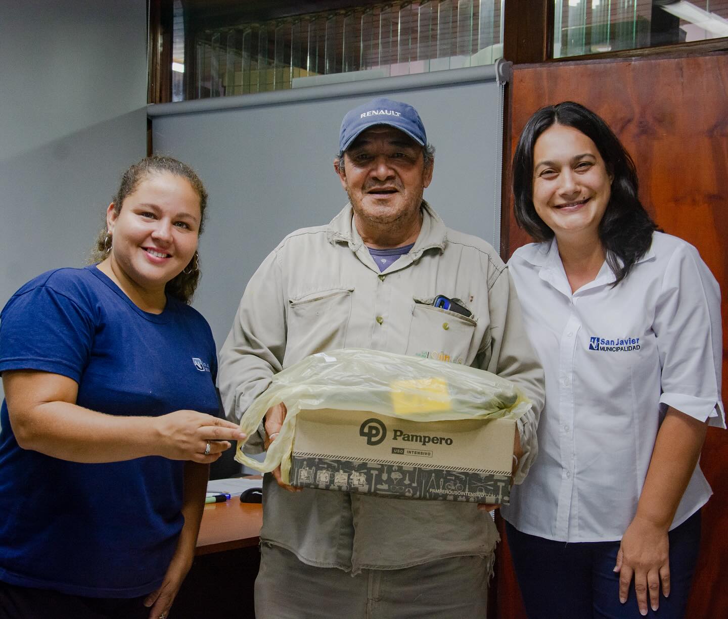 Entrega de nuevos uniformes y útiles escolares a empleados municipales de «La Dulce»