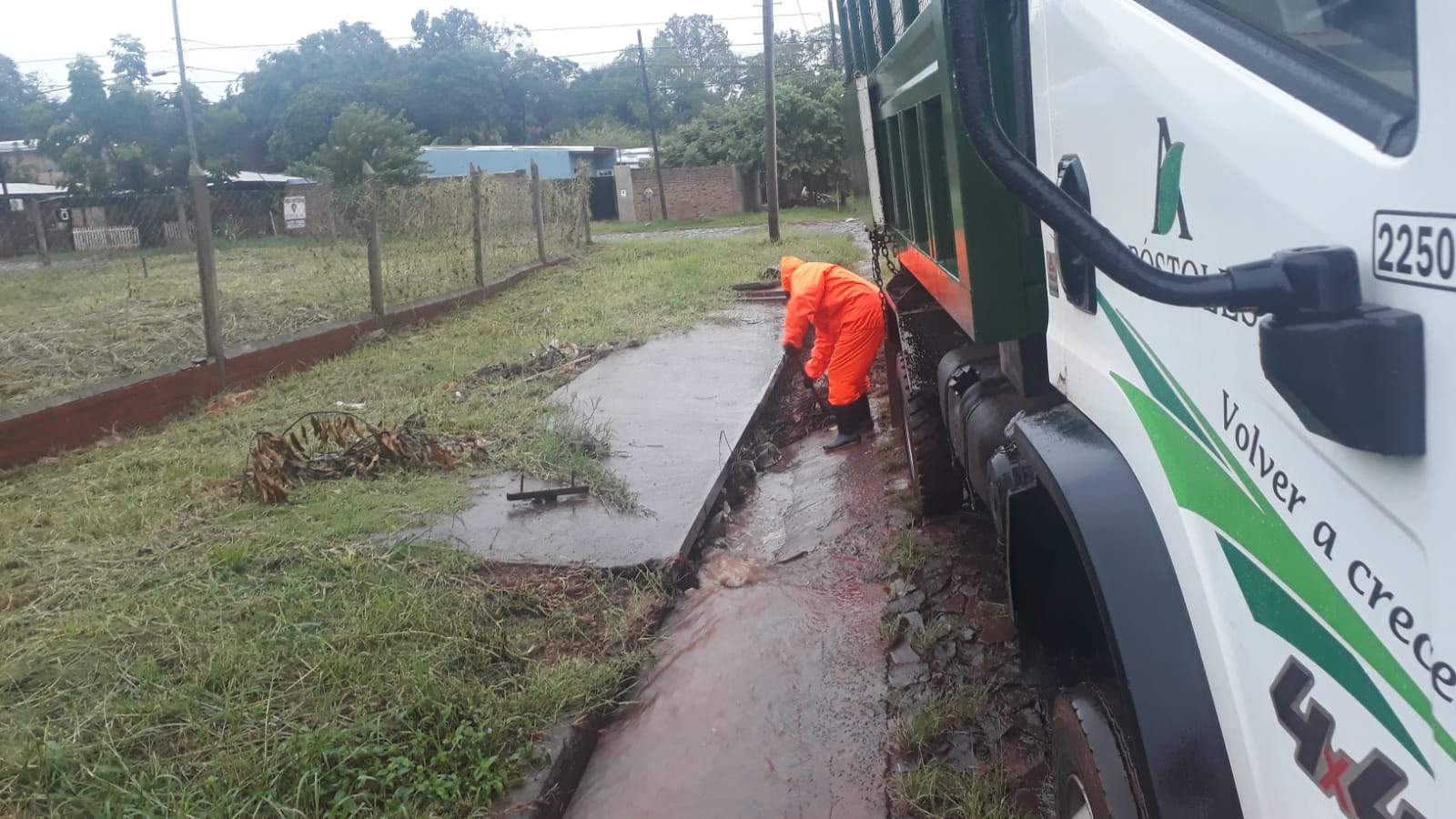 Limpieza de Sumideros y Desagües debido al temporal que se abatió sobre Apóstoles