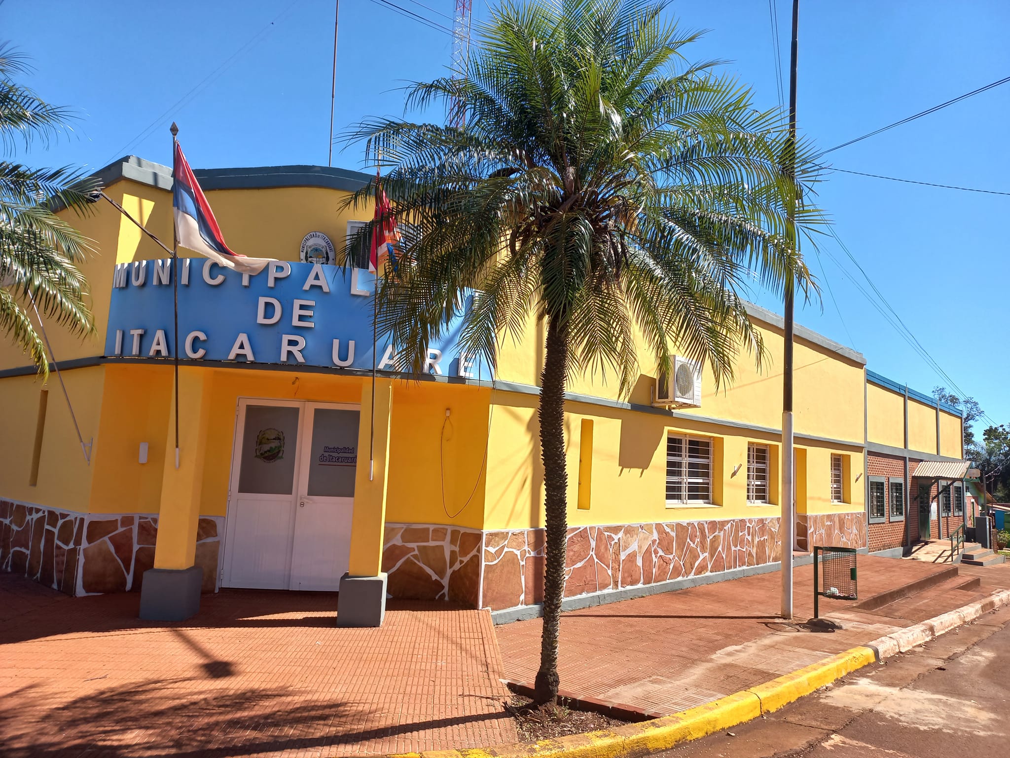 Itacaruaré: Constante mantenimiento y remodelaciones en equipo vial y edificio municipal
