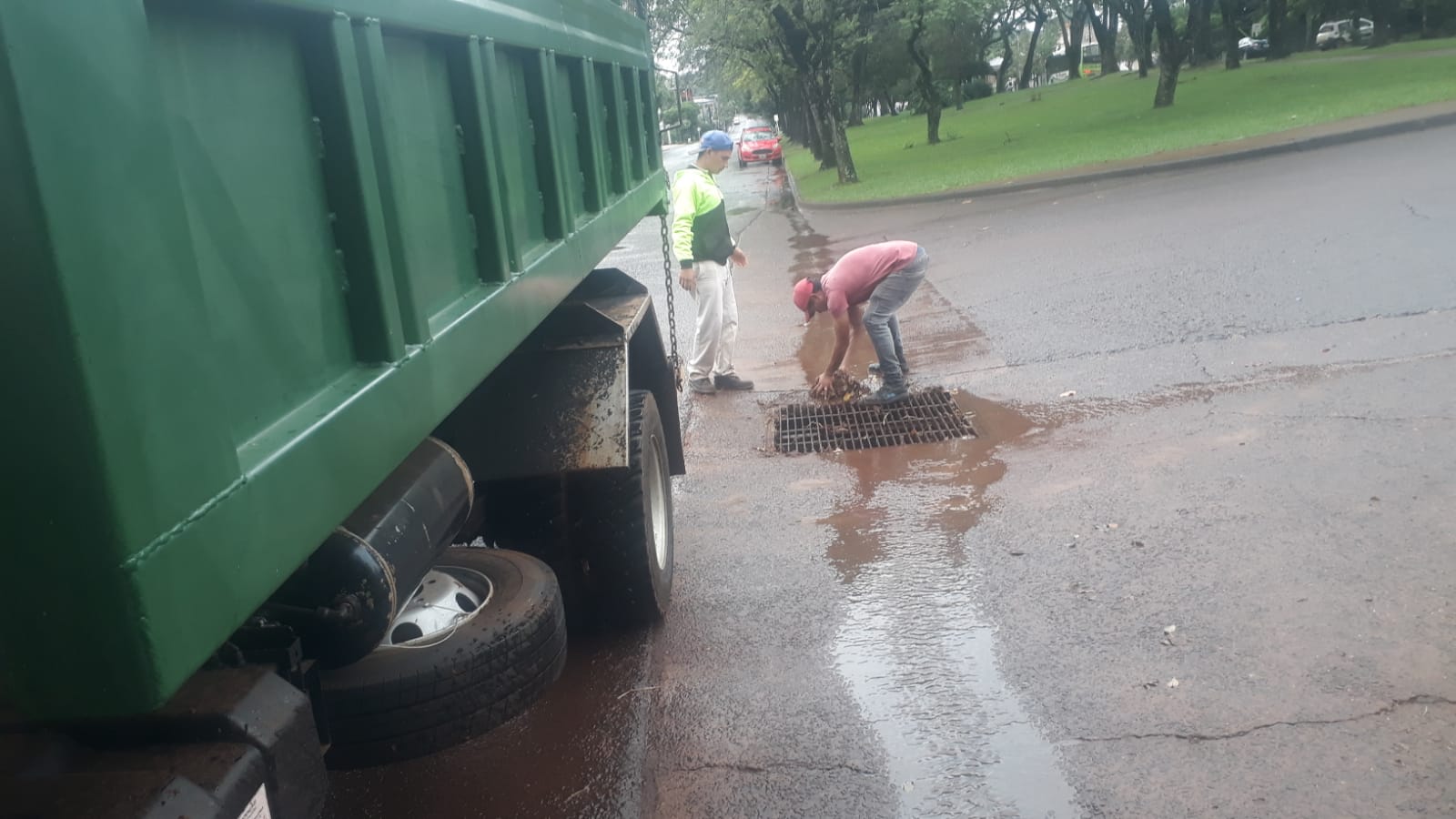 Limpieza de Sumideros y Desagües debido a la última lluvia registrada en Apóstoles