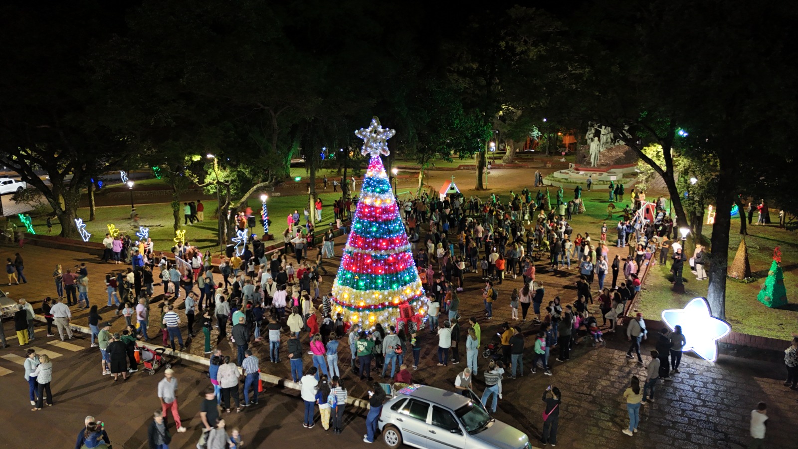 Apóstoles encendió su árbol navideño