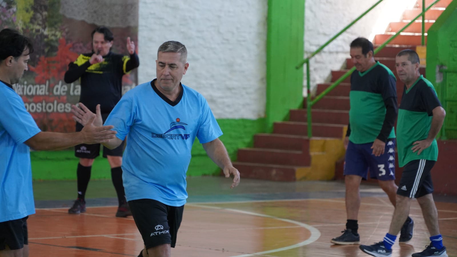 Docentes de la ciudad comenzaron los festejos de su día con jornada deportiva.
